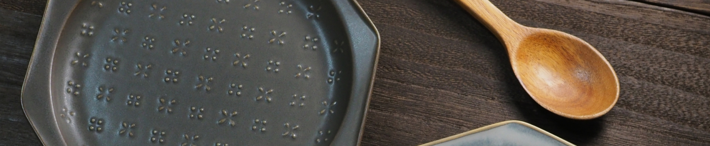 画像：テーブルの上のカトラリー