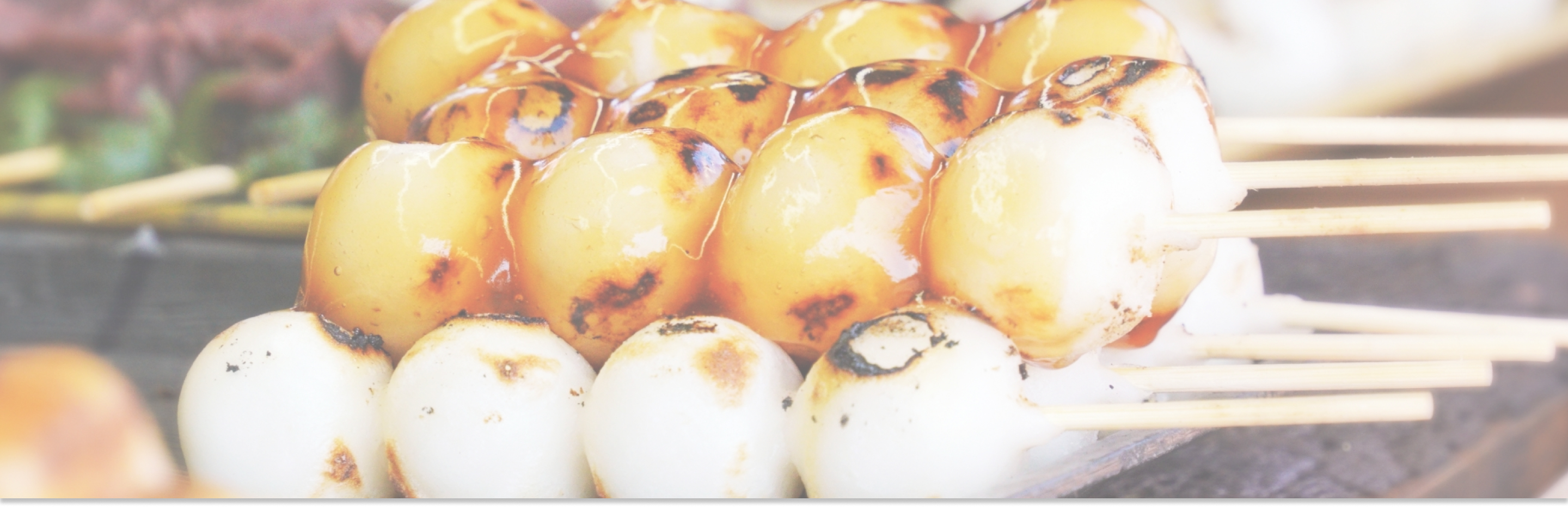 画像：店先でみたらし団子が重ねられている