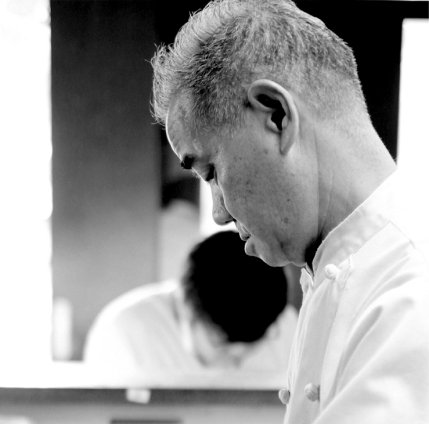 画像：厨房で作業をする５０代の男性