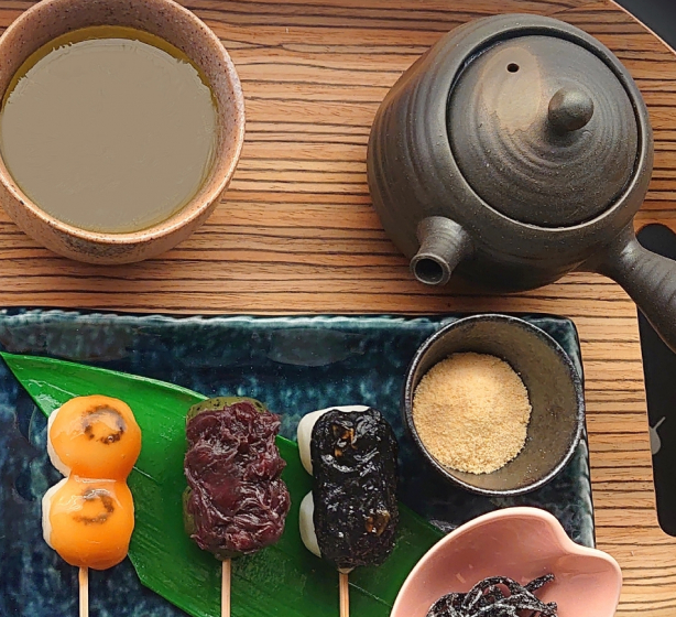 画像：茶器とお団子三本のセット