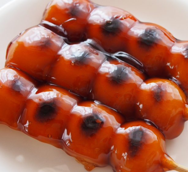 画像：お皿に乗ったみたらし団子三本