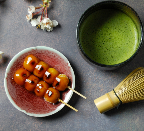 画像：抹茶とみたらし団子の二本のセット