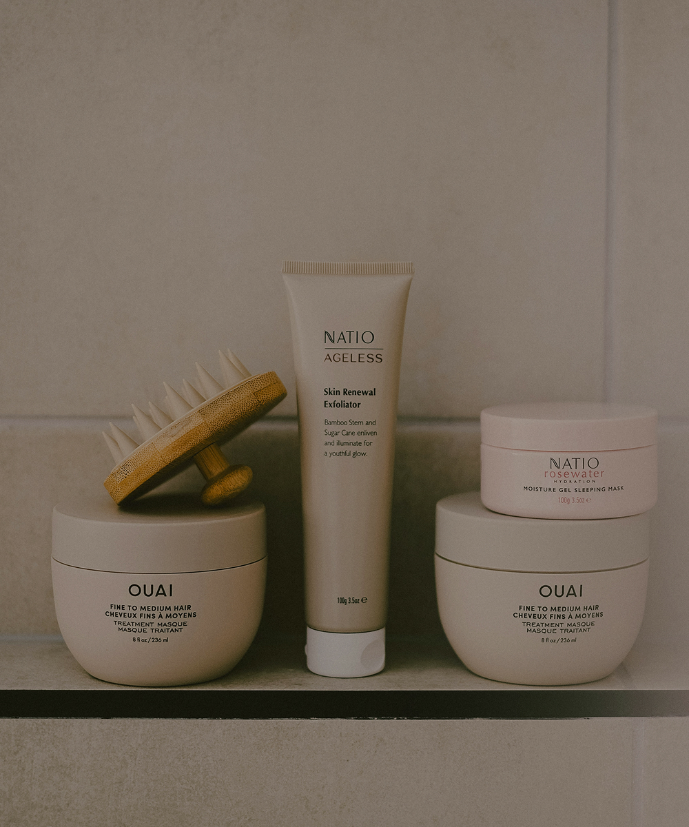 バスルームにヘアケア商品が並べて置いてある