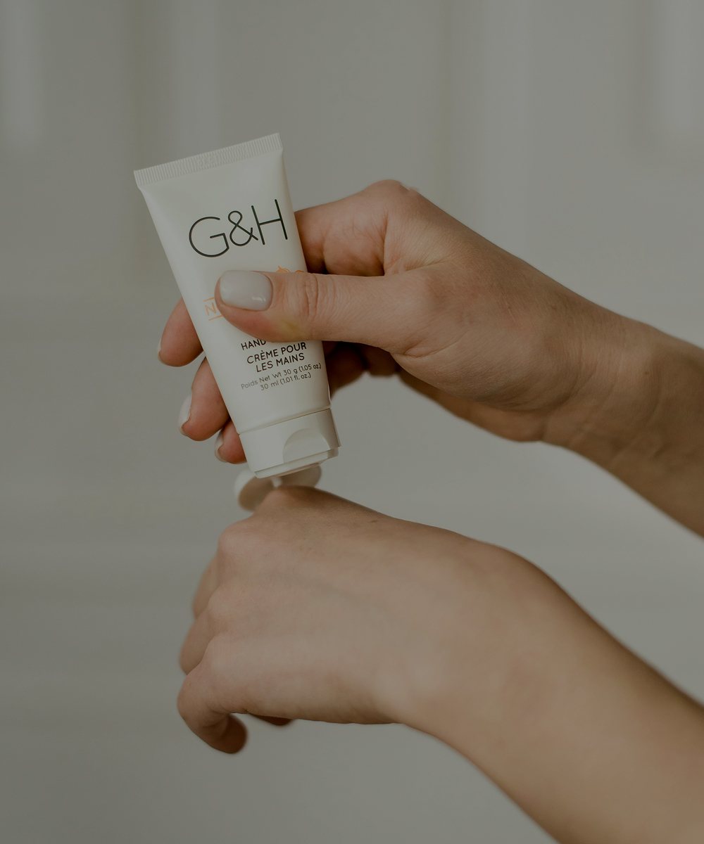 ハンドクリームを手の甲に出している