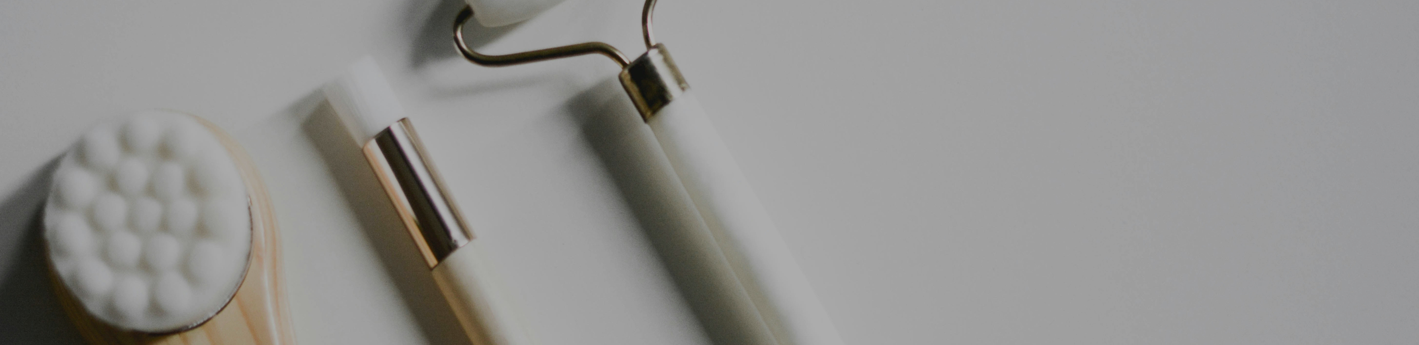 美容のお手入れアイテムが並んでいる