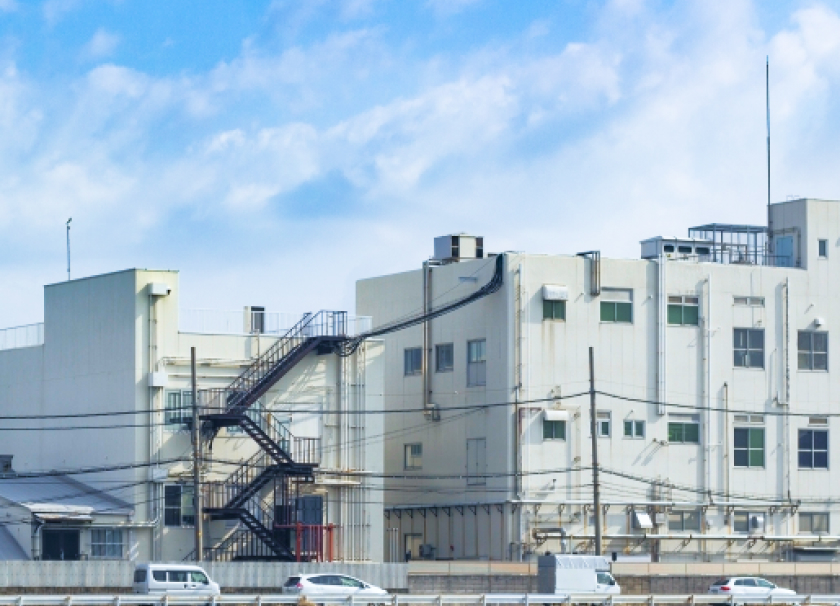 画像：道路沿いの３階建てのビル