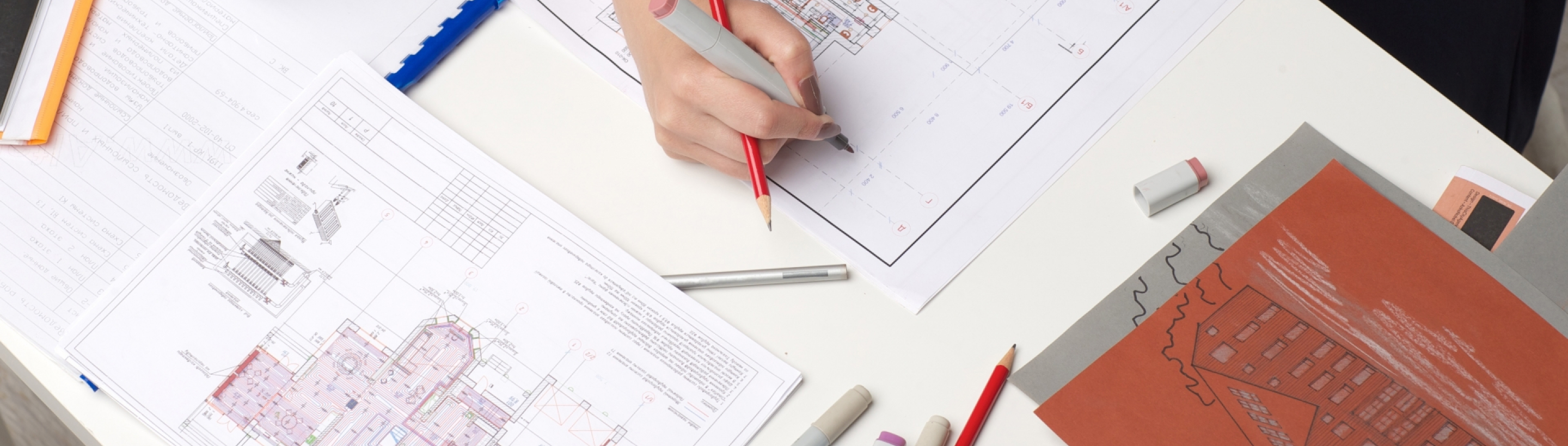 画像：一戸建ての設計を行う社員